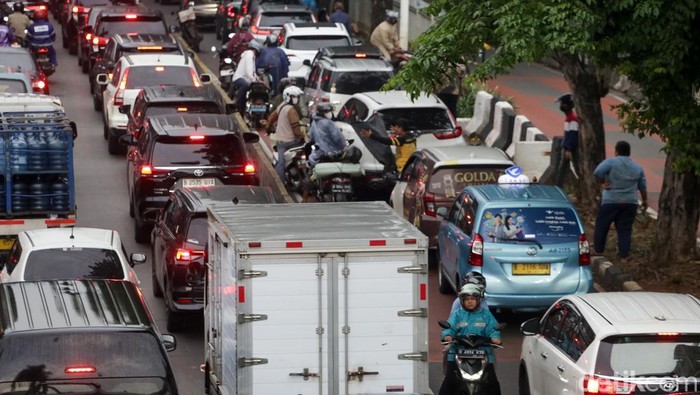 Apes! Sudah Terobos Jalur TJ, Eh Terjebak Macet Kendaraan yang menerobos jalur TransJakarta terjebak macet di Arteri Pondok Indah, Jakarta, Kamis (23/1/2025).