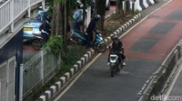 Ada juga yang naik median jalan masuk jalur TransJakarta arah Gandaria.   