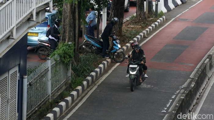 Kendaraan yang menerobos jalur TransJakarta terjebak macet di Arteri Pondok Indah, Jakarta, Kamis (23/1/2025).