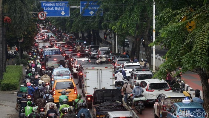 Apes! Sudah Terobos Jalur TJ, Eh Terjebak Macet Kendaraan yang menerobos jalur TransJakarta terjebak macet di Arteri Pondok Indah, Jakarta, Kamis (23/1/2025).