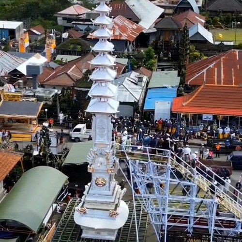 Bade tumpang sia yang dirakit di depan Pura Ulun Danu Batur. (Foto: Istimewa)