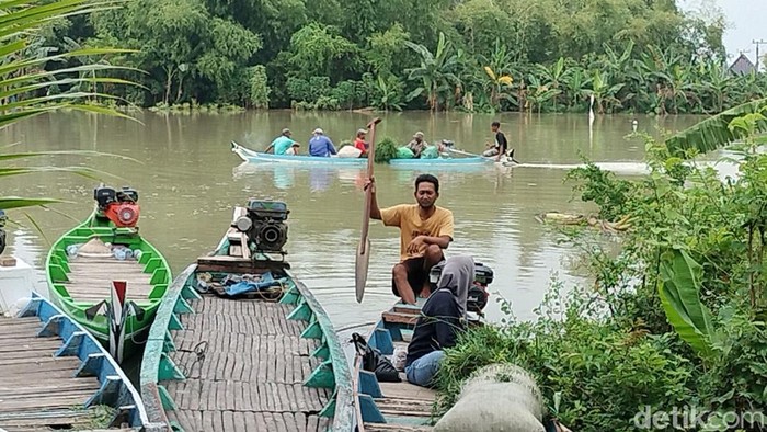 Banjir luapan air Bengawan Solo membuat warga satu dusun Mojo Pencol Desa Kalisari Kecamatan Boureno terisolir selama dua hari ini.