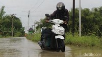 Motor warga mogok akibat nekat menerjang banjir.
