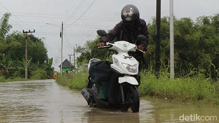 Banjir luapan air Bengawan Solo membuat warga satu dusun Mojo Pencol Desa Kalisari Kecamatan Boureno terisolir selama dua hari ini.
