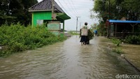 Sebagian jalan di Dusun Mojopencol, Desa Kalisari, Boureno, Bojonegoro masih tergenang banjir Sungai Bengawan Solo.