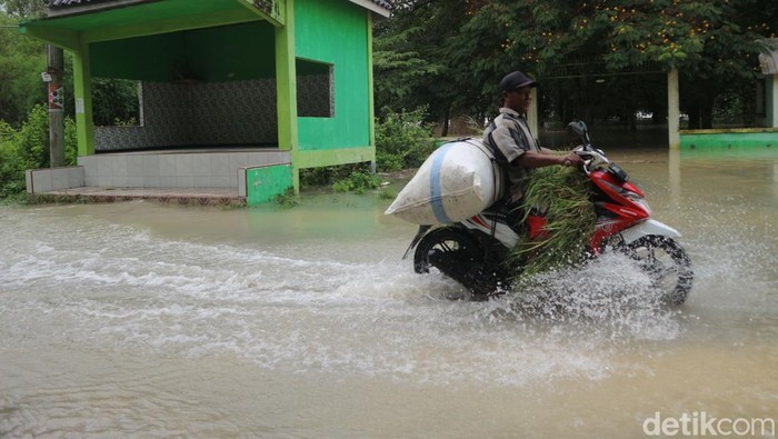 Banjir di Bojonegoro Banjir luapan air Bengawan Solo membuat warga satu dusun Mojo Pencol Desa Kalisari Kecamatan Boureno terisolir selama dua hari ini.