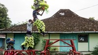 Kelompok barongsai Singa Mutiara berlatih di kawasan Timuran, Solo, Jawa Tengah, Kamis (23/1/2025).