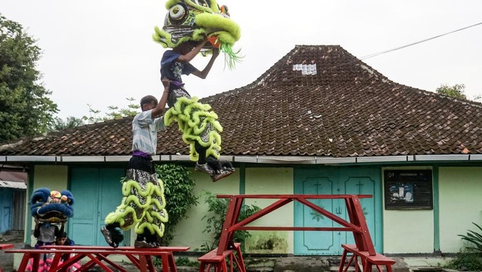 Kelompok barongsai Singa Mutiara berlatih di kawasan Timuran, Solo, Jawa Tengah, Kamis (23/1/2025). Menjelang Tahun Baru Imlek 2025, kelompok barongsai Singa Mutiara yang dibentuk pada 2023 tersebut melakukan latihan rutin sebagai persiapan tampil pada sejumlah pertunjukan perayaan Imlek di Kota Solo. ANTARA FOTO/Mohammad Ayudha/Spt.