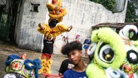 Menjelang Tahun Baru Imlek 2025, kelompok barongsai Singa Mutiara yang dibentuk pada 2023 tersebut melakukan latihan rutin sebagai persiapan tampil pada sejumlah pertunjukan perayaan Imlek di Kota Solo. 