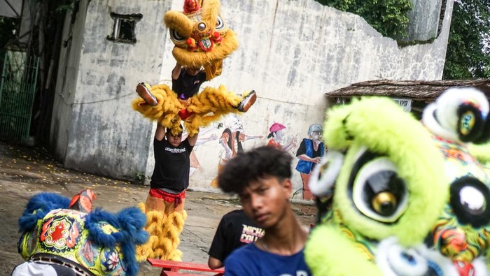 Begini Latihan Barongsai Jelang Imlek di Solo Kelompok barongsai Singa Mutiara berlatih di kawasan Timuran, Solo, Jawa Tengah, Kamis (23/1/2025). Menjelang Tahun Baru Imlek 2025, kelompok barongsai Singa Mutiara yang dibentuk pada 2023 tersebut melakukan latihan rutin sebagai persiapan tampil pada sejumlah pertunjukan perayaan Imlek di Kota Solo. ANTARA FOTO/Mohammad Ayudha/Spt.