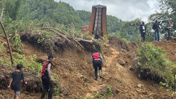 Bencana longsor di Kabupaten Toraja Utara.