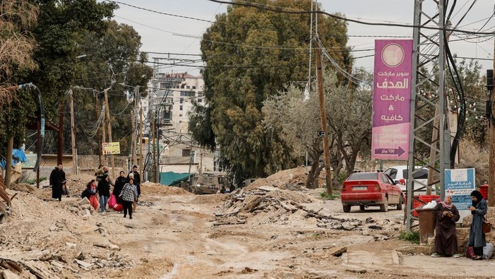 Berdamai di Gaza, Tentara Israel Serang Jenin Tepi Barat Tamer Abu Zaho, who tried to deliver bread, medicines and diapers to his mother, who is trapped inside a Jenin hospital amid an Israeli raid, stands, in the Israeli-occupied West Bank, January 22, 2025. REUTERS/Ammar Awad