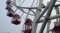 Bianglala ini berlokasi di atas Aeon Mall Jakarta Garden City. Total ada 32 kabin gondola di bianglala ini. (Amalia/detikTravel)