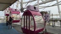 Bianglala ini tampil dengan kabin warna pink yang sangat unyu. Satu kabin bisa menampung maksimal enam orang dewasa. (Amalia/detikTravel)