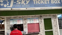 Sebelum naik bianglala, beli tiket dulu ya. Harganya Rp 55.000 per orang saat hari biasa, dan Rp 60.000 per orang saat weekend. Tiket bisa dibeli on the spot. (Amalia/detikTravel)