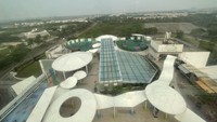 Dari dalam kabin, kita bisa melihat sisi lain Jakarta dari ketinggian. Wah, keren juga! (Amalia/detikTravel)