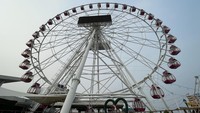 Inilah penampakan bianglala tertinggi di Jakarta. Namanya Bianglala J-SKY Ferris Wheel. Bagi penyuka adrenalin, cocok mencoba wahana ini. (Amalia/detikTravel)