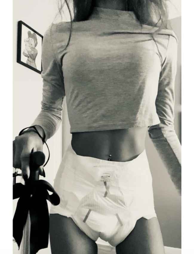 Awalnya, Pree merasa malu dan terisolasi karena harus menggunakan popok dewasa untuk menjalani aktivitas sehari-hari. Foto: dok. Instagram @bumblepree