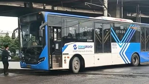 Bus TransJakarta terhenti di Stasiun Grogol