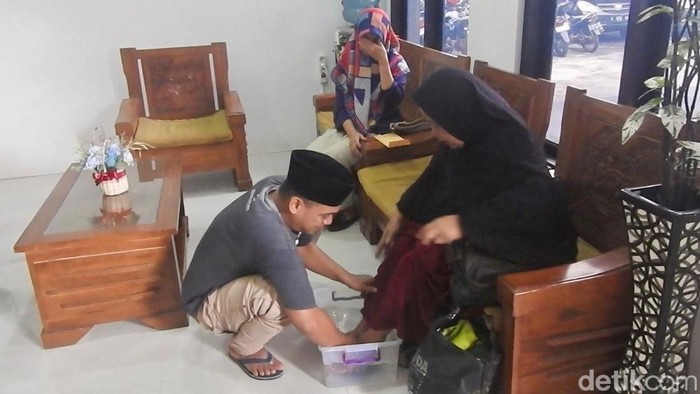 Tersangka Bruli warga Desa Gemuruh Kecamatan Bawang, Banjarnegara menangis usai mendapat Restorative Justice di Kejaksaan Negeri Banjarnegara.