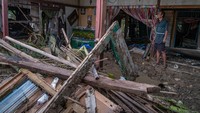 Menurut data sementara yang dihimpun Pusdalops BPBD Grobogan menyatakan bencana banjir yang dipicu hujan dengan intensitas tinggi dan luapan air dari tiga sungai Lusi, Serang, Tuntang pada hari Senin (20/1) malam di wilayah Kabupaten Grobogan itu menyebabkan banjir yang merendam 44 desa di 11 kecamatan dan berdampak sekitar 8.282 kepala keluarga serta sebanyak enam unit rumah terbawa arus, 11 rumah rusak berat. 