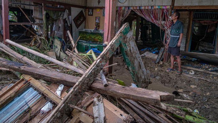 Dampak banjir akibat luapan sungai di Grobogan Warga memeriksa kondisi rumahnya yang rusak pascabanjir yang melanda di Dusun Krajan, Desa Papanrejo, Kecamatan Gubug, Kabupaten Grobogan, Jawa Tengah, Rabu (22/1/2025). Menurut data sementara yang dihimpun Pusdalops BPBD Grobogan menyatakan bencana banjir yang dipicu hujan dengan intensitas tinggi dan luapan air dari tiga sungai Lusi, Serang, Tuntang pada hari Senin (20/1) malam di wilayah Kabupaten Grobogan itu menyebabkan banjir yang merendam 44 desa di 11 kecamatan dan berdampak sekitar 8.282 kepala keluarga serta sebanyak enam unit rumah terbawa arus, 11 rumah rusak berat. ANTARA FOTO/Aji Styawan/agr