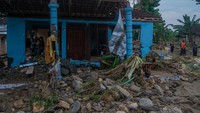 Relawan memeriksa kondisi kawasan terdampak banjir yang melanda Dusun Krajan di Desa Papanrejo, Kecamatan Gubug, Kabupaten Grobogan, Jawa Tengah, Rabu (22/1/2025). 