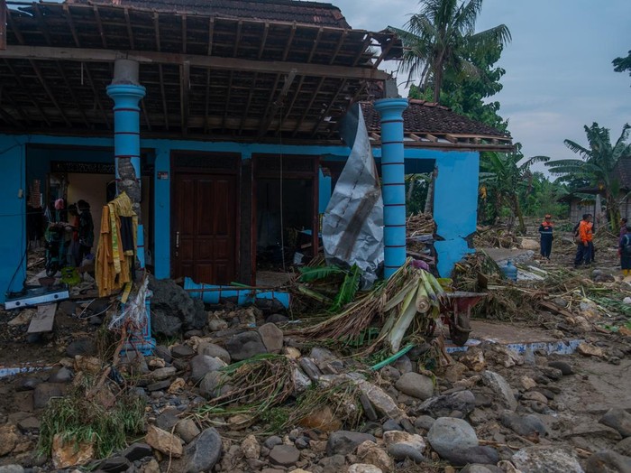 Dampak banjir akibat luapan sungai di Grobogan Warga memeriksa kondisi rumahnya yang rusak pascabanjir yang melanda di Dusun Krajan, Desa Papanrejo, Kecamatan Gubug, Kabupaten Grobogan, Jawa Tengah, Rabu (22/1/2025). Menurut data sementara yang dihimpun Pusdalops BPBD Grobogan menyatakan bencana banjir yang dipicu hujan dengan intensitas tinggi dan luapan air dari tiga sungai Lusi, Serang, Tuntang pada hari Senin (20/1) malam di wilayah Kabupaten Grobogan itu menyebabkan banjir yang merendam 44 desa di 11 kecamatan dan berdampak sekitar 8.282 kepala keluarga serta sebanyak enam unit rumah terbawa arus, 11 rumah rusak berat. ANTARA FOTO/Aji Styawan/agr
