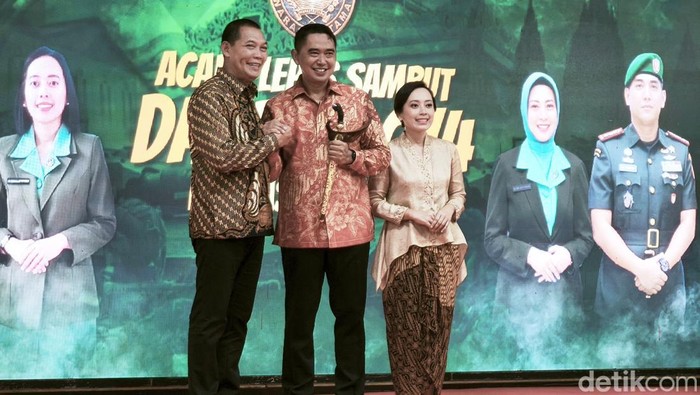 Wali Kota Solo Teguh Prakosa saat memberikan cinderamata kepada bekas Danrem 074/Warastratama Solo Brigjen Ali Akhwan, di Makorem 074/Warastratama Solo, Kamis (23/1/2025).