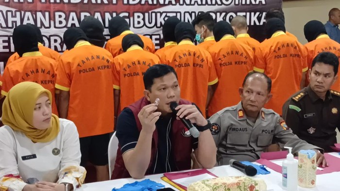 Dirresnarkoba Polda Kepri, Kombes Anggoro Wicaksono menunjukkan vape mengandung etomidat yang diungkap di Batam.(Alamudin/detikSumut)