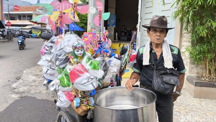 Ebo penjual  permen kapas di Cirebon.
