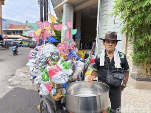 Cerita Ebo Setia Berjualan Permen Kapas di Cirebon