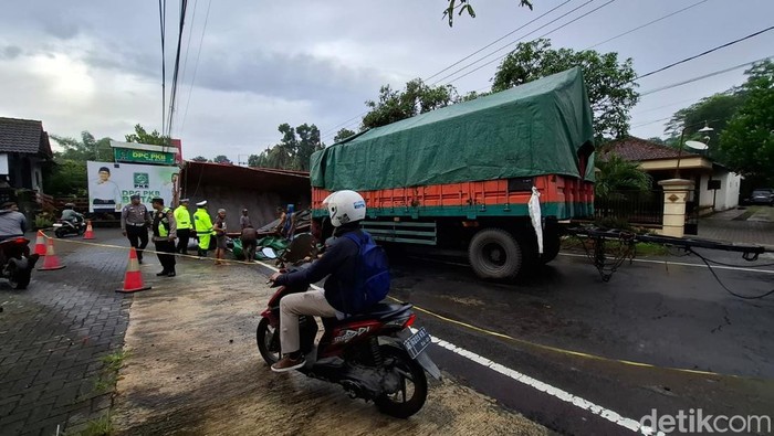Evakuasi truk muatan jagung yang terguling di Blitar