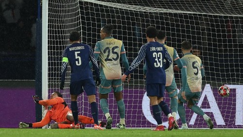 Manchester Citys Brazilian goalkeeper #31 Ederson (L) concedes his teams third goal during the UEFA Champions League, league phase football match between Paris Saint-Germain and Manchester City at the Parc des Princes Stadium in Paris on January 22, 2025. (Photo by FRANCK FIFE / AFP)