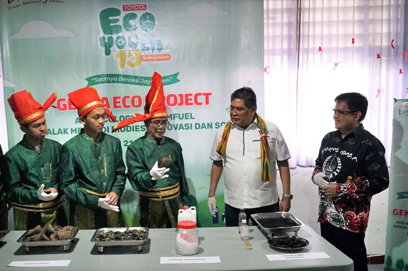 Sekolah Finalis Toyota Eco Youth ke-13 Ciptakan Biofuel dari Buah Simpalak--Wakil Presiden Direktur PT Toyota-Motor Manufacturing Indonesia (TMMIN) Bob Azam (kedua kanan) didampingi Wakil Kepala Sekolah SMAN 21 Makassar Subandi (kanan) tengah mendengar penjelasan dari tim peserta lomba lingkungan hidup Toyota Eco Youth (TEY) ke-13 dari SMAN 21 Makassar terkait proposal proyek lingkungan yang mereka lombakan, saat melakukan kunjungan (Genba) ke SMAN tersebut di Makassar, Kamis (23/01). Sebagai salah satu dari 25 sekolah finalis TEY, SMAN 21 Makassar melombakan proposal berjudul 