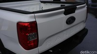 Sementara untuk fitur keamanan, ada airbag (depan, belakang, samping), rem double cakram, volumetric burglar alarm system, ISOFIX hardpoint attachment, ABS dan ESP+, limited slip differential, sistem nirkunci pintar atau smart keyless, hill descent control dan masih banyak lagi. Foto: Septian Farhan Nurhuda/detik.com