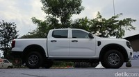 Ford Ranger XL punya dimensi panjang 5.370 mm, lebar 2.208 mm, tinggi 1.884 mm dan jarak sumbu roda 3.270 mm. Sementara jarak tapak atau ground clearance-nya mencapai 229 mm. Foto: Septian Farhan Nurhuda/detik.com