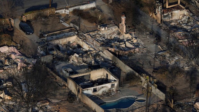 Foto Udara Rumah-rumah yang Hancur Akibat Kebakaran Eaton An aerial view of the fire damage caused by the Eaton Fire is shown in Altadena, California, U.S. January 22, 2025. REUTERS/Mike Blake