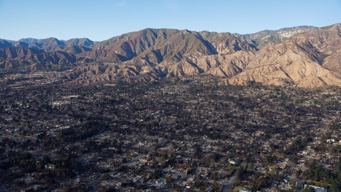 Foto Udara Rumah-rumah yang Hancur Akibat Kebakaran Eaton An aerial view of the fire damage caused by the Eaton Fire is shown in Altadena, California, U.S. January 22, 2025. REUTERS/Mike Blake