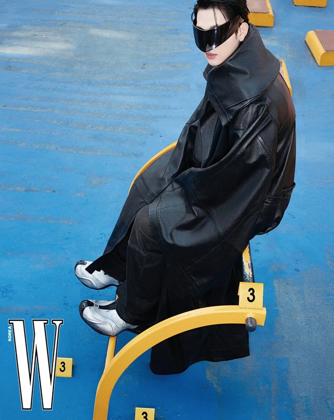 Im Siwan tampak mengenakan maxi coat, turtleneck top, low-waist pants, dan mules senada berwarna hitam. Bagian kerah yang tinggi memberikan kesan dramatis, aktor 36 tahun itu terlihat bak karakter superhero. Foto: dok. W Korea