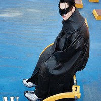 Im Siwan tampak mengenakan maxi coat, turtleneck top, low-waist pants, dan mules senada berwarna hitam. Bagian kerah yang tinggi memberikan kesan dramatis, aktor 36 tahun itu terlihat bak karakter superhero. Foto: dok. W Korea