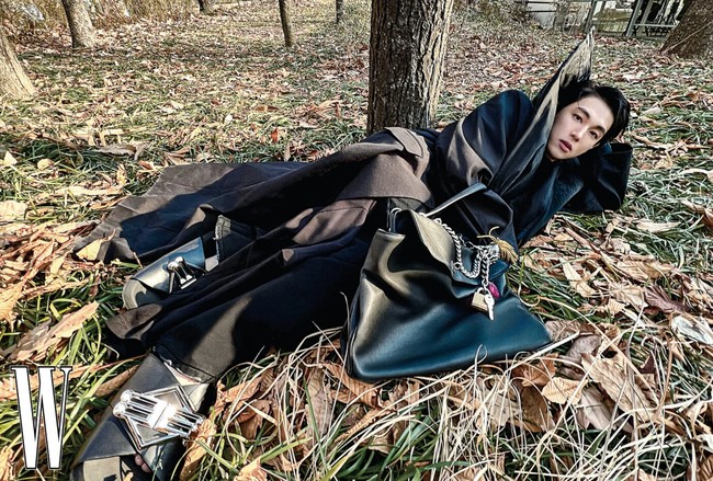 Aktor Korea Im Siwan viral menjadi perbincangan usai menampilkan gaya nyentrik dalam majalah W Korea. Salah satu foto yang paling mencuri perhatian menampilkannya berbaring di rumput taman. Foto: dok. W Korea