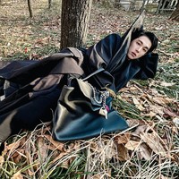Aktor Korea Im Siwan viral menjadi perbincangan usai menampilkan gaya nyentrik dalam majalah W Korea. Salah satu foto yang paling mencuri perhatian menampilkannya berbaring di rumput taman. Foto: dok. W Korea
