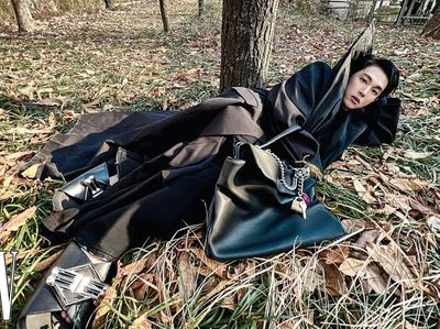 7 Gaya Im Siwan Berpose Nyeleneh dengan Gaya Eksentrik Serba Balenciaga