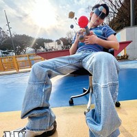 Pemotretan yang dilakukan di taman bermain itu juga memperlihatkan sisi kekanak-kanakan Im Siwan. Dia mengenakan striped polo shirt, denim pants, kacamata dengan bentuk yang tidak biasa, sambil memegang alat peraga tata surya. Foto: dok. W Korea