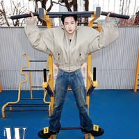 “Sungguh ini sulit dipahami,” “Apakah dia sedang dihukum?” “Sepertinya dia memakai baju itu dengan gantungan baju yang masih terpasang,” “Aku tidak mengerti fashion,” tulis sejumlah netizen di forum komunitas Korea mengomentari pemotretan Im Siwan. Foto: dok. W Korea