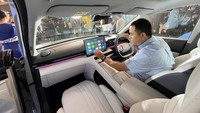 Selain dilengkapi panoramic sunroof, Geely EX5 juga dilengkapi panel instrumen ukuran 10,2 inci dan layar headunit ukuran 13,8 inci Flyme Auto dengan chip performa tinggi berukuran 7 nm. Kabar baiknya lagi, sistem  headunit Geely EX5 ini juga disiapkan untuk mengoperasikan fitur voice assistance berbahasa Indonesia dengan lebih dari 200 perintah suara. Foto: Luthfi Anshori/detikOto