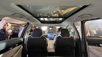 Untuk kenyamanan penumpang, Geely mengklaim EX5 memiliki kursi depan seperti kursi first class dengan fitur ventilasi dan pijat. Kabin mobil ini juga diklaim senyap, mampu mereduksi suara berlebih yang masuk ke area kabin. Foto: Luthfi Anshori/detikOto