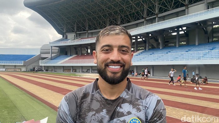 Gelandang serang PSIM Jogja, Omid Popalzay, di Stadion Mandala Krida, Umbulharjo, Kota Jogja, Kamis (23/1/2025).