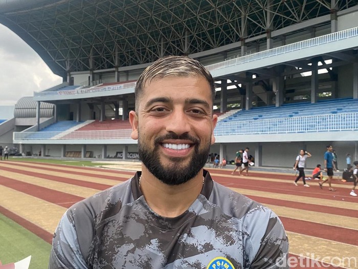 Gelandang serang PSIM Jogja, Omid Popalzay, di Stadion Mandala Krida, Umbulharjo, Kota Jogja, Kamis (23/1/2025).